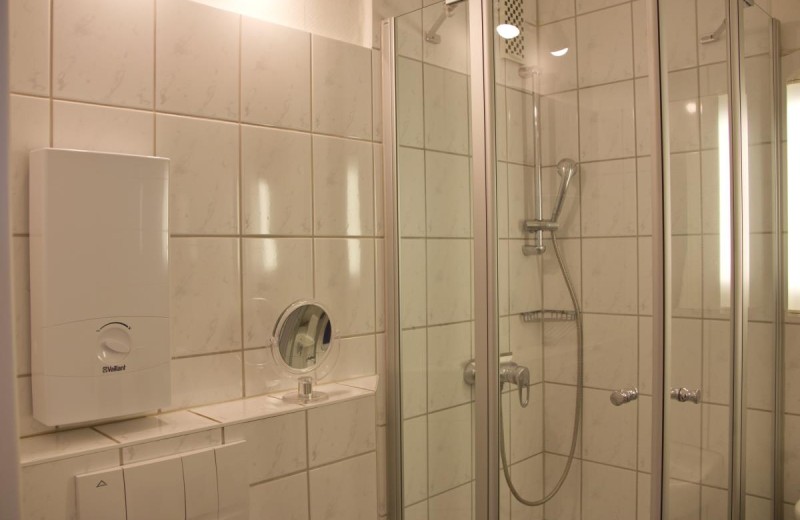 Dusche in der Ferienwohnung mit Balkon und Meerblick in Burgtiefe