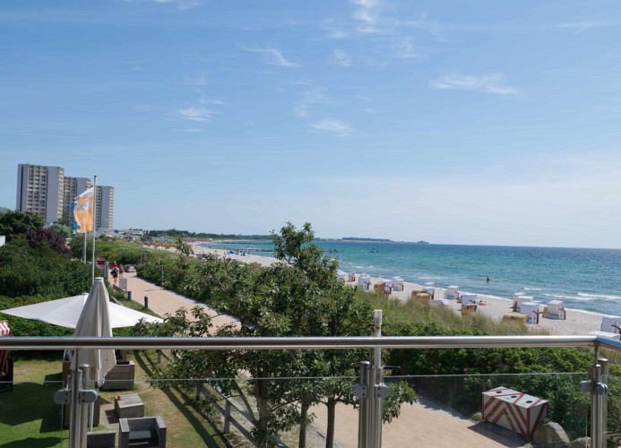 Ausblick vom Balkon der Ferienwohnung auf den Südstrand und die IFA Hotels