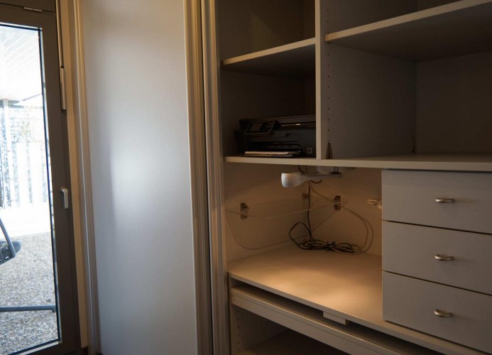 Schrank mit kleinem Arbeitsplatz im Schlafzimmer der Inselblume 82