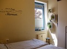 Anderer Blick aufs Doppelbett im Schlafzimmer der Ferienwohnung Inselblume 48 auf Fehmarn
