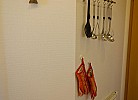 Küchenutensilien an der Wand der Küche in der Ferienwohnung Inselblume 03 auf Fehmarn