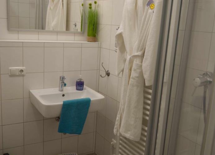 Bad mit Handtuchheizung und Dusche in der Ferienwohnung auf Fehmarn am Südstrand