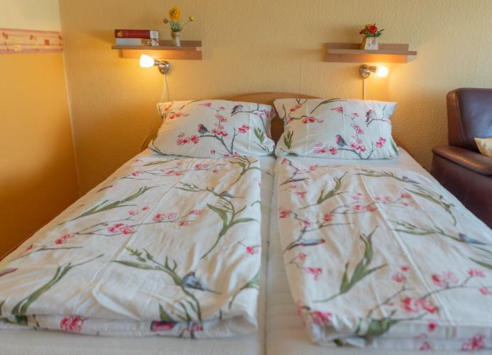 Doppelbett im Wohnzimmer der Fewo für 2 Personen auf Fehmarn