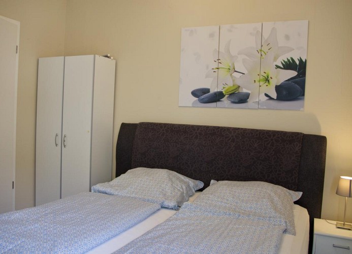 Schlafzimmer mit Doppelbett in der Ferienwohnung Inselblume 48 auf Fehmarn