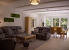 Couch und Essbereich  im Wohnzimmer der Ferienwohnung Inselblume 68 in Burgstaaken