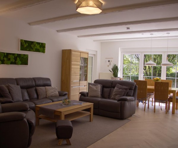 Couch und Essbereich  im Wohnzimmer der Ferienwohnung Inselblume 68 in Burgstaaken