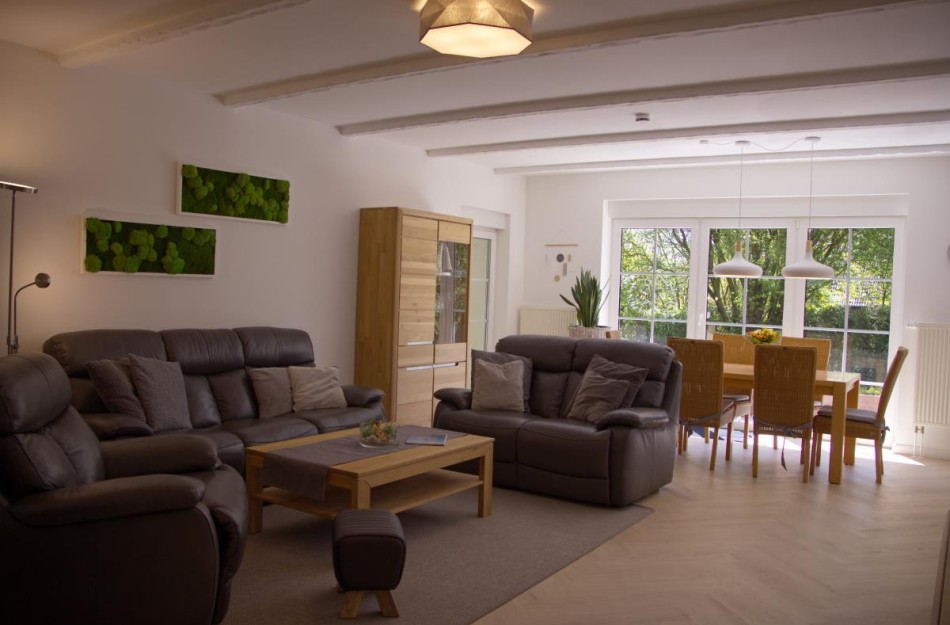 Couch und Essbereich  im Wohnzimmer der Ferienwohnung Inselblume 68 in Burgstaaken