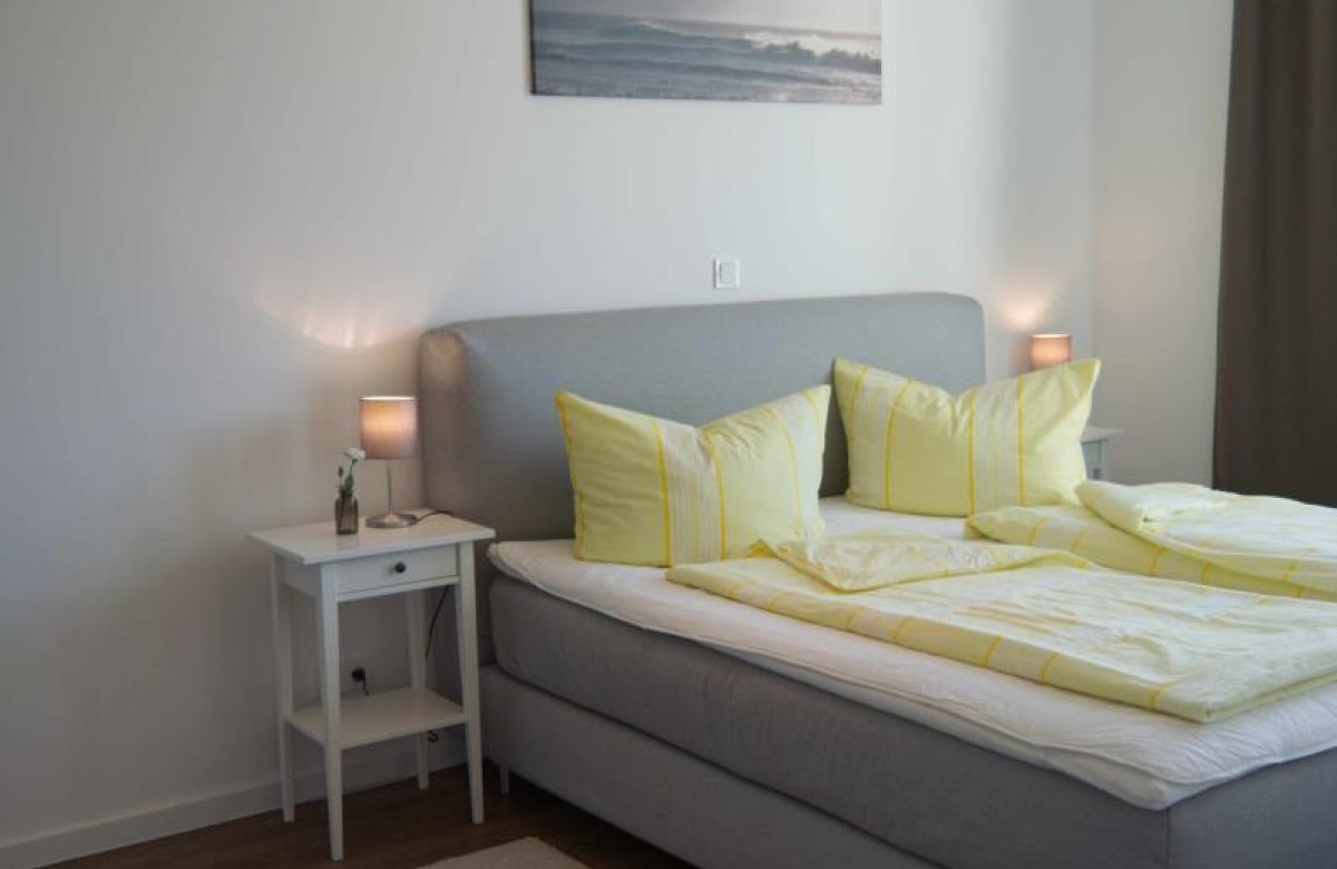 Schlafzimmer mit Doppelbett in der Ferienwohnung in Burg auf Fehmarn