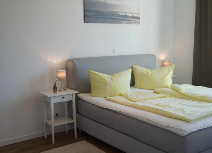 Schlafzimmer mit Doppelbett in der Ferienwohnung in Burg auf Fehmarn