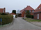 Straße zum Ferienhaus mit mehreren Ferienwohnungen mit Hund auf Fehmarn