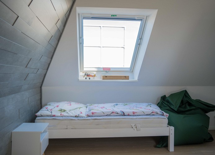 Einzelbett im Dachgeschoss der Ferienwohnung mit Hund auf Fehmarn