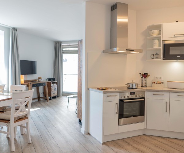 Wohnzimmer mit Küchenzeile in der Ferienwohnung bis 4 Personen in Burg auf Fehmarn