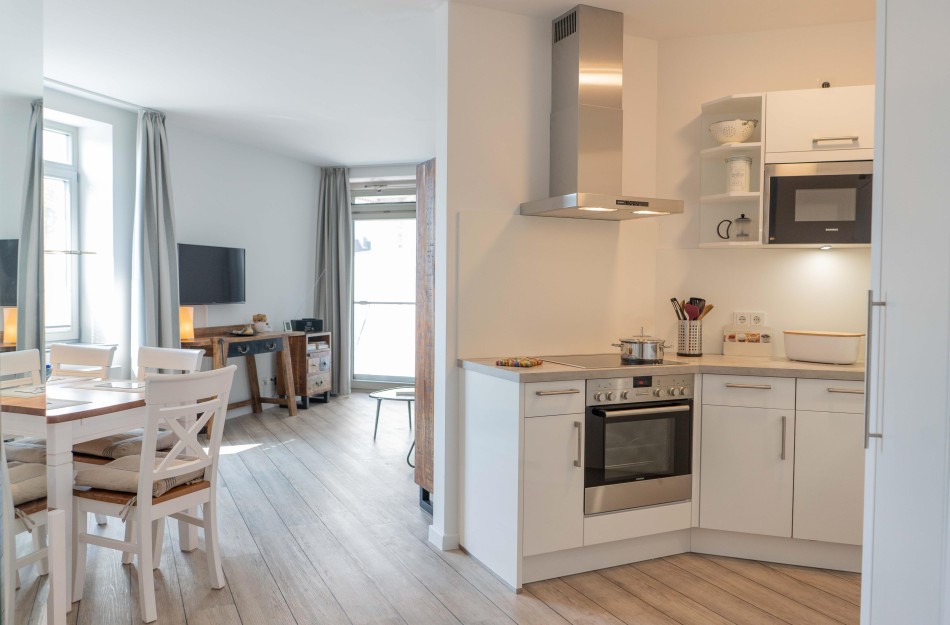 Wohnzimmer mit Küchenzeile in der Ferienwohnung bis 4 Personen in Burg auf Fehmarn