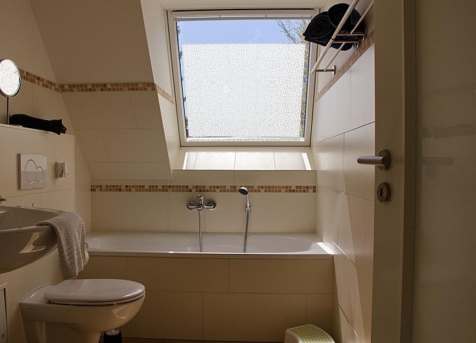 Geräumige Badewanne im Bad des Ferienhauses für 6 Personen auf Fehmarn