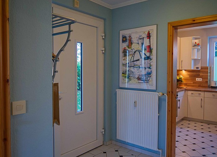 Eingangstür und Blick Richtung Küche in der Fewo Inselblume 15 in Neue Tiefe auf Fehmarn