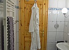 Handtuchheizung und Tür zum Badezimmer der Ferienwohnung Inselblume 15