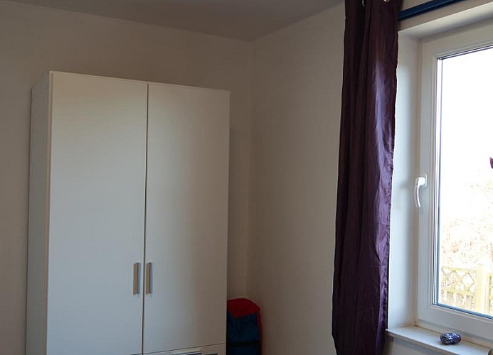 Schrank im 2. Schlafzimmer in dem Ferienhaus in Landkirchen mit Hund