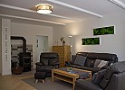Wohnzimmer mit Couch in der Ferienwohnung in der Nähe von Burg auf Fehmarn
