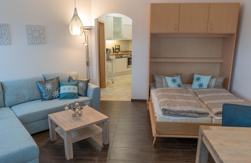 Schrankbett und Couch im Wohnzimmer der Fewo direkt am Südstrand auf Fehmarn