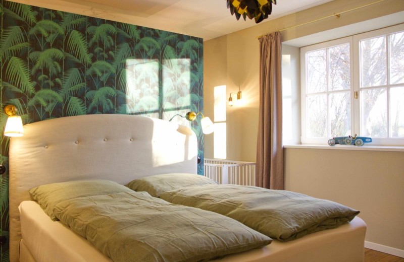 Schlafzimmer mit Doppelbett in der Inselblume 85