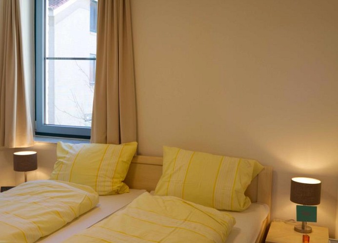 1. Schlafzimmer mit Doppelbett in der Ferienwohnung direkt am Südstrand auf Fehmarn