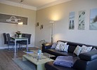 Große Couch im Wohnzimmer der Ferienwohnung auf der Insel Fehmarn