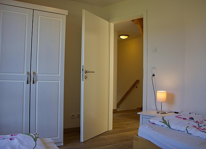 Schrank und Tür zum Flur von der Inselblume 28