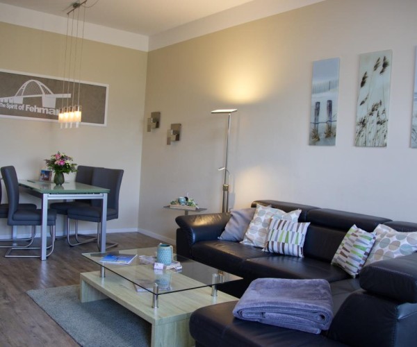Große Couch im Wohnzimmer der Ferienwohnung auf der Insel Fehmarn