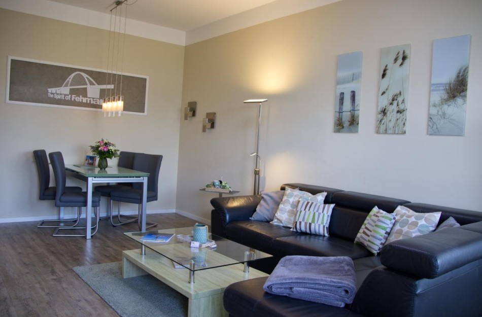 Große Couch im Wohnzimmer der Ferienwohnung auf der Insel Fehmarn
