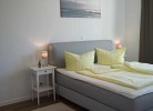 Schlafzimmer mit Doppelbett in der Ferienwohnung in Burg auf Fehmarn