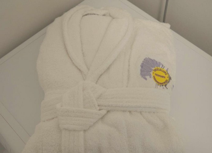 Inselblume Fehmarn Bademantel auf der Waschmaschine in der Ferienwohnung in Burg auf Fehmarn