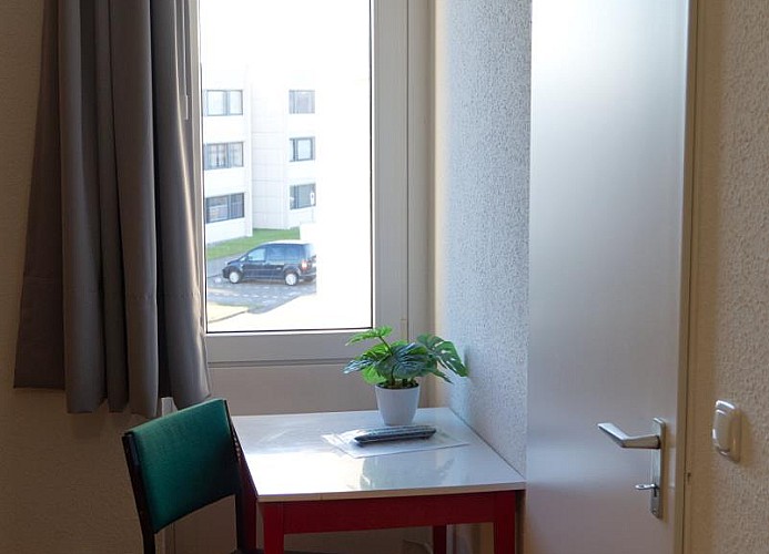 Tisch mit Stuhl im Schlafzimmer der Fewo für 4 Personen auf Fehmarn