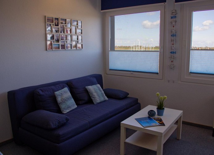 Wohnzimmer mit Blick auf den Yachthafen aus der Ferienwohnung am Südstrand