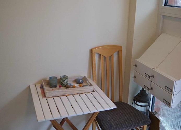 Sitzgelegenheit im Flur vom Ferienhaus in dem die Ferienwohnungen liegen