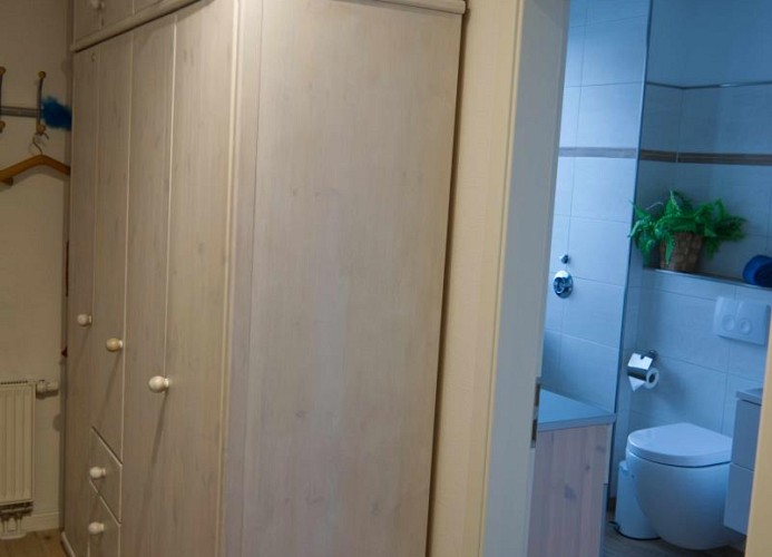 Schrank im Flur mit Blick ins Bad der Ferienwohnung für 4 Personen auf Fehmarn