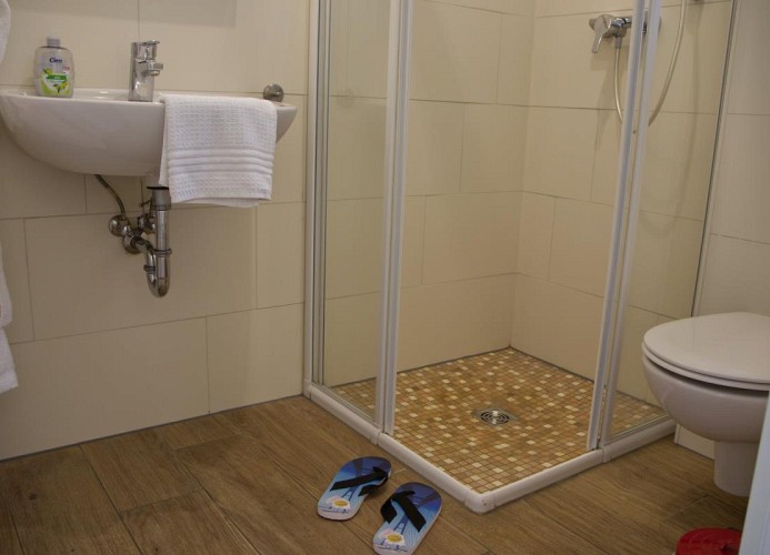 Dusche, WC und Waschbecken im Badezimmer im Erdgeschoss der Inselblume 28