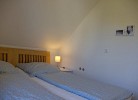 Anderer Blickwinkel aufs Doppelbett im Schlafzimmer der Inselblume 27 auf Fehmarn