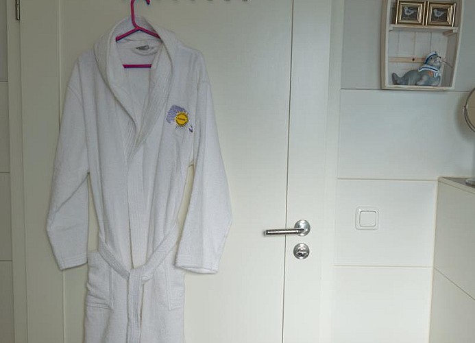 Tür im Bad in Richtung Flur in dem Ferienhaus auf Fehmarn