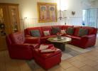 Couch im Wohnzimmer der Ferienwohnung in Burgstaaken
