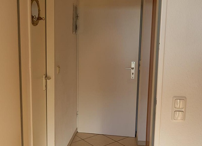 Flur Richtung Eingang der Ferienwohnung im Stranddistelweg in Burgtiefe