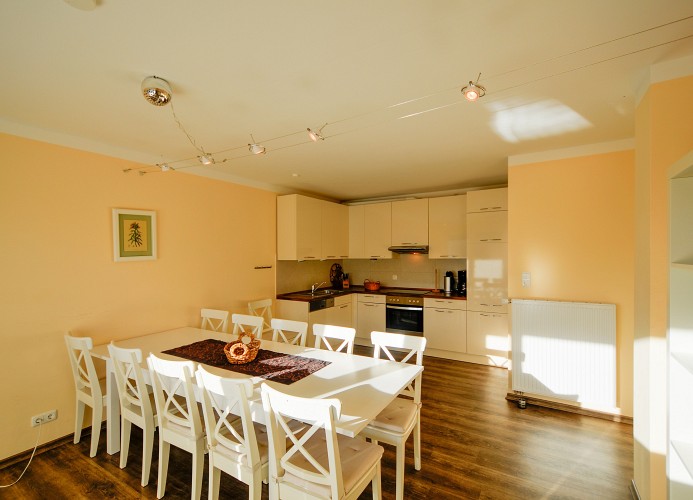 Küche mit Esstisch in dem Ferienhaus für 12 Personen in Burg auf Fehmarn