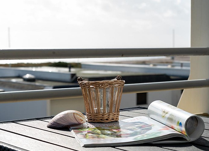 Deko auf dem Balkon der Fewo mit Meerblick am Südstrand auf Fehmarn