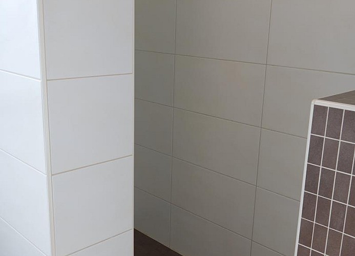 Weg in die ebenerdige Dusche im Ferienhaus auf Fehmarn