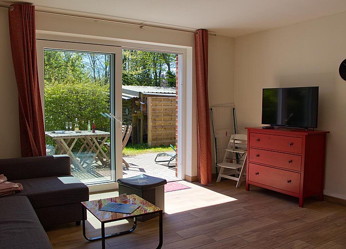 Blick auf die Terrasse und den TV im Wohnzimmer der Inselblume 27