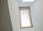 Dachfenster über dem Doppelbett in der Ferienwohnung am Yachthafen auf Fehmarn