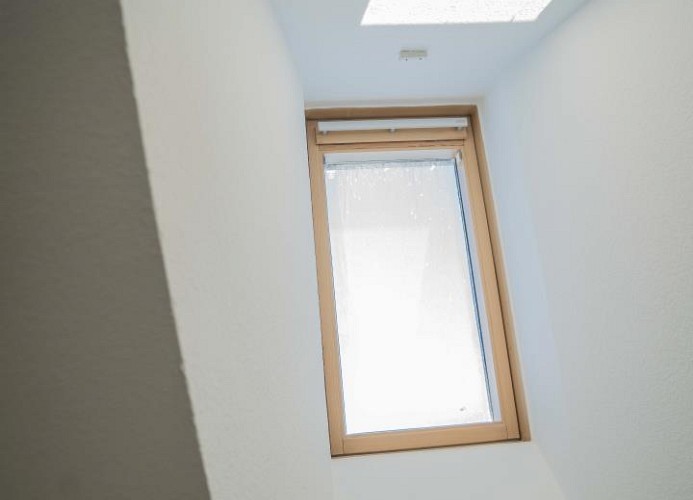 Dachfenster über dem Doppelbett in der Ferienwohnung am Yachthafen auf Fehmarn