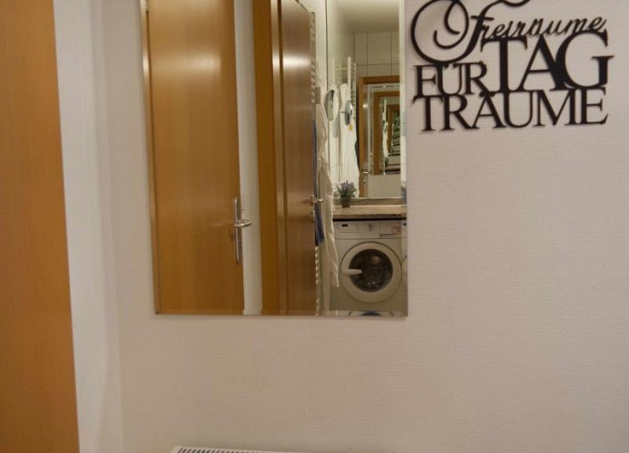 Flur der Ferienwohnung mit direktem Meerblick auf Fehmarn
