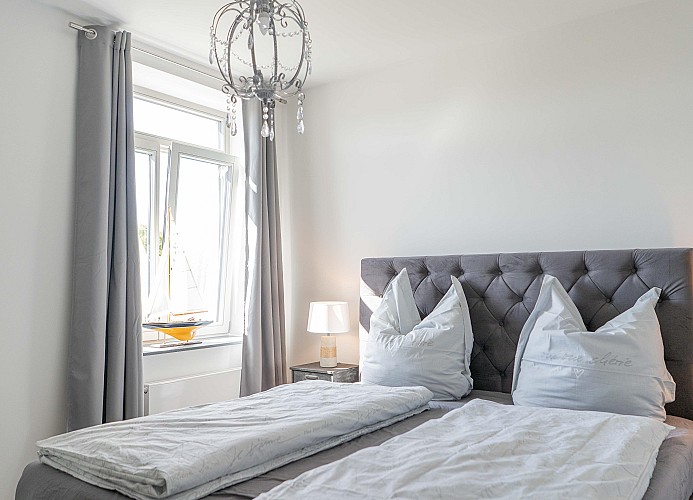Doppelbett im Schlafzimmer der Ferienwohnung auf Fehmarn in Burg