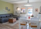 Wohnzimmer mit Esstisch in der Ferienwohnung mit Hund in Meeschendorf auf Fehmarn