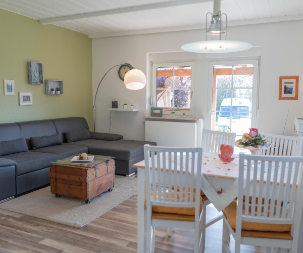 Wohnzimmer mit Esstisch in der Ferienwohnung mit Hund in Meeschendorf auf Fehmarn